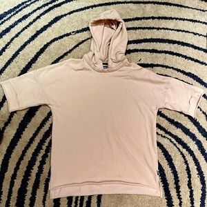 Publish short sleeve sweatshirt with open bottom. Pink tint to the cream.